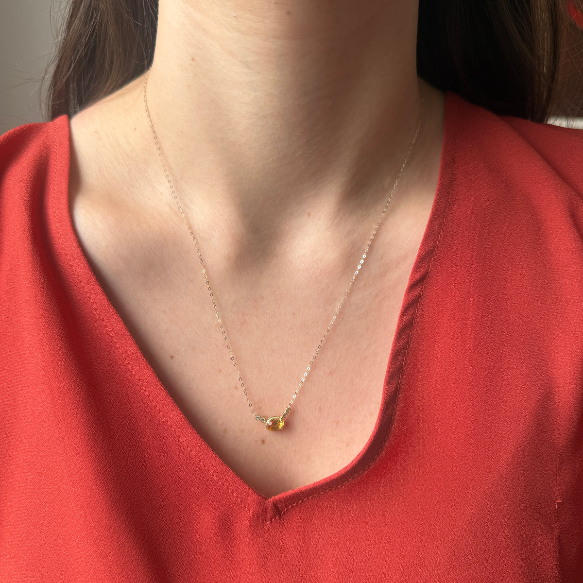 Collar en oro amarillo 10K con citrino ovalado y diamantes 0.08ctw