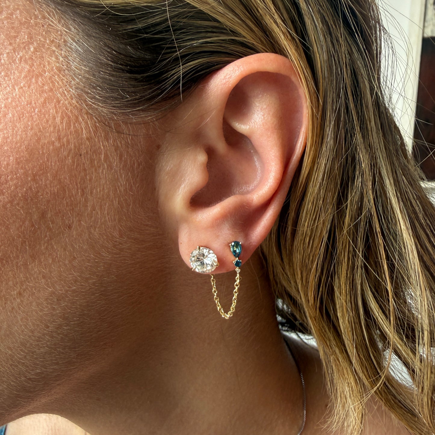Arete en oro amarillo 14K con Topacio London Blue y diamante con cadena
