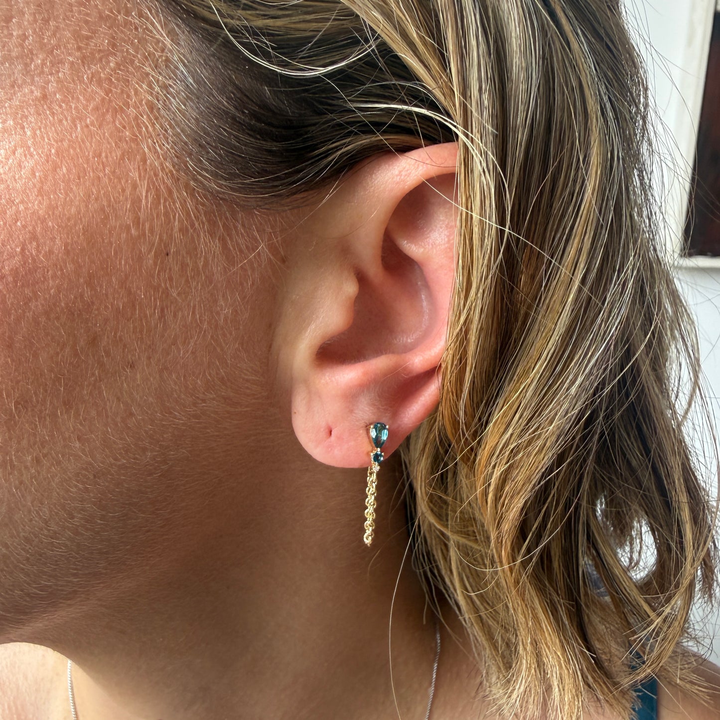 Arete en oro amarillo 14K con Topacio London Blue y diamante con cadena