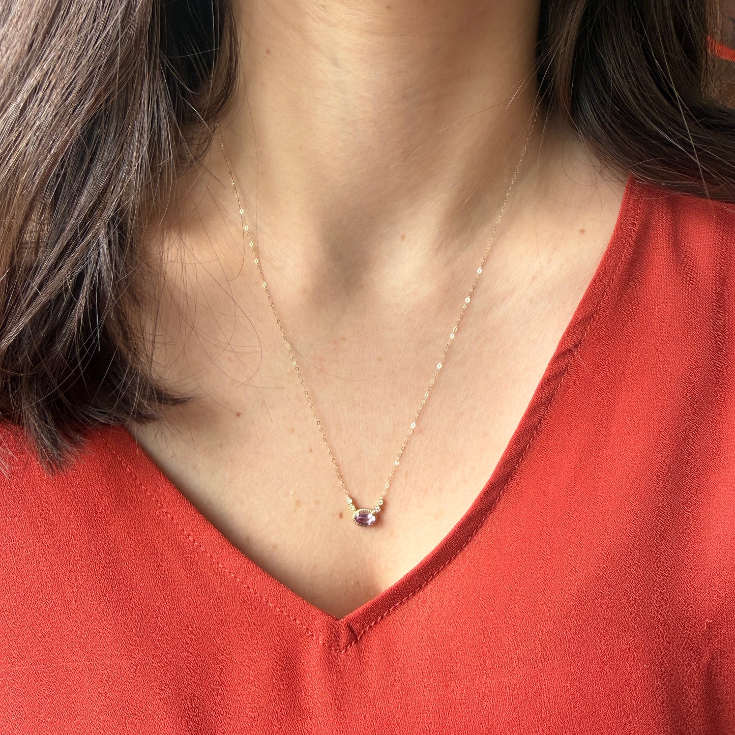 Collar en oro amarillo 10K con amatista ovalada y diamantes 0.08ctw