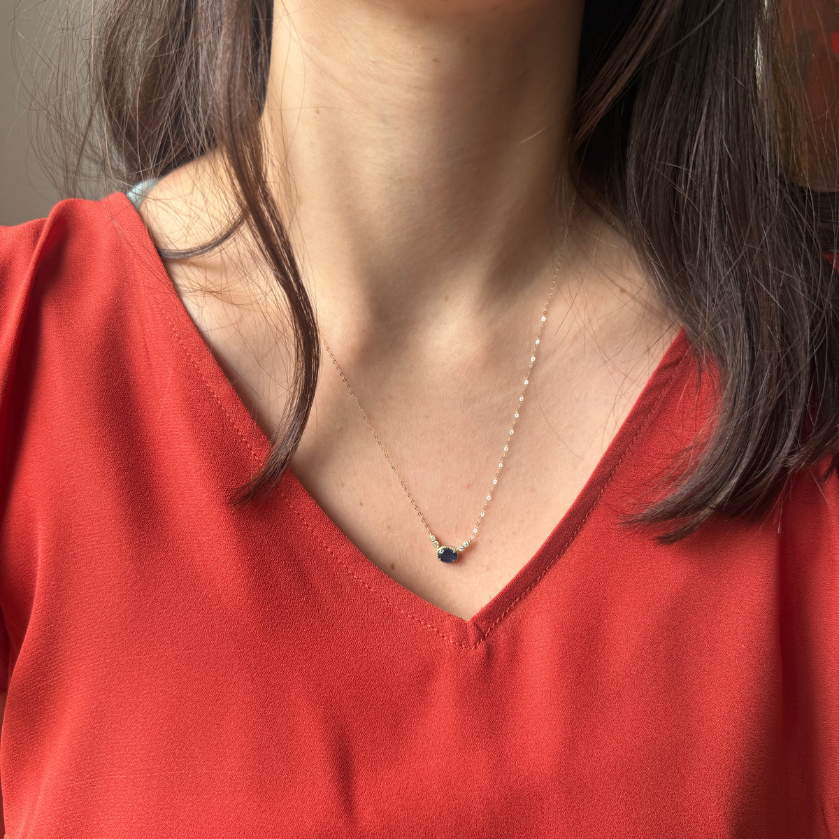 Collar en oro amarillo 10K con zafiro ovalado y diamantes 0.08ctw