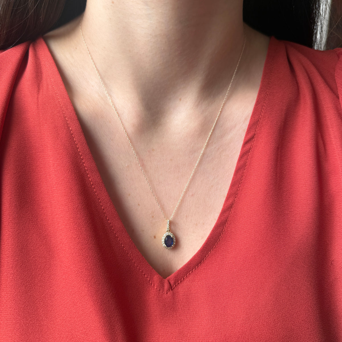 Collar en oro amarillo 10K con dije de zafiro ovalado con halo y pasa cadenas de diamantes 0.30ctw