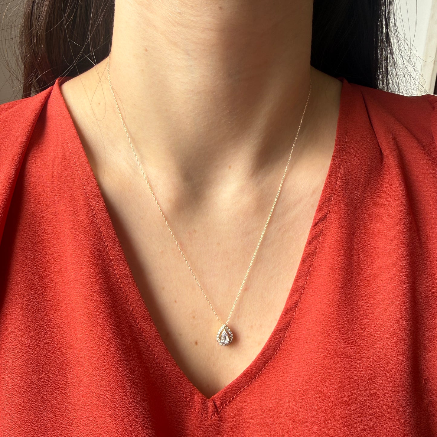 Collar en oro amarillo 10K con dije en forma de gota de diamantes 0.25ctw