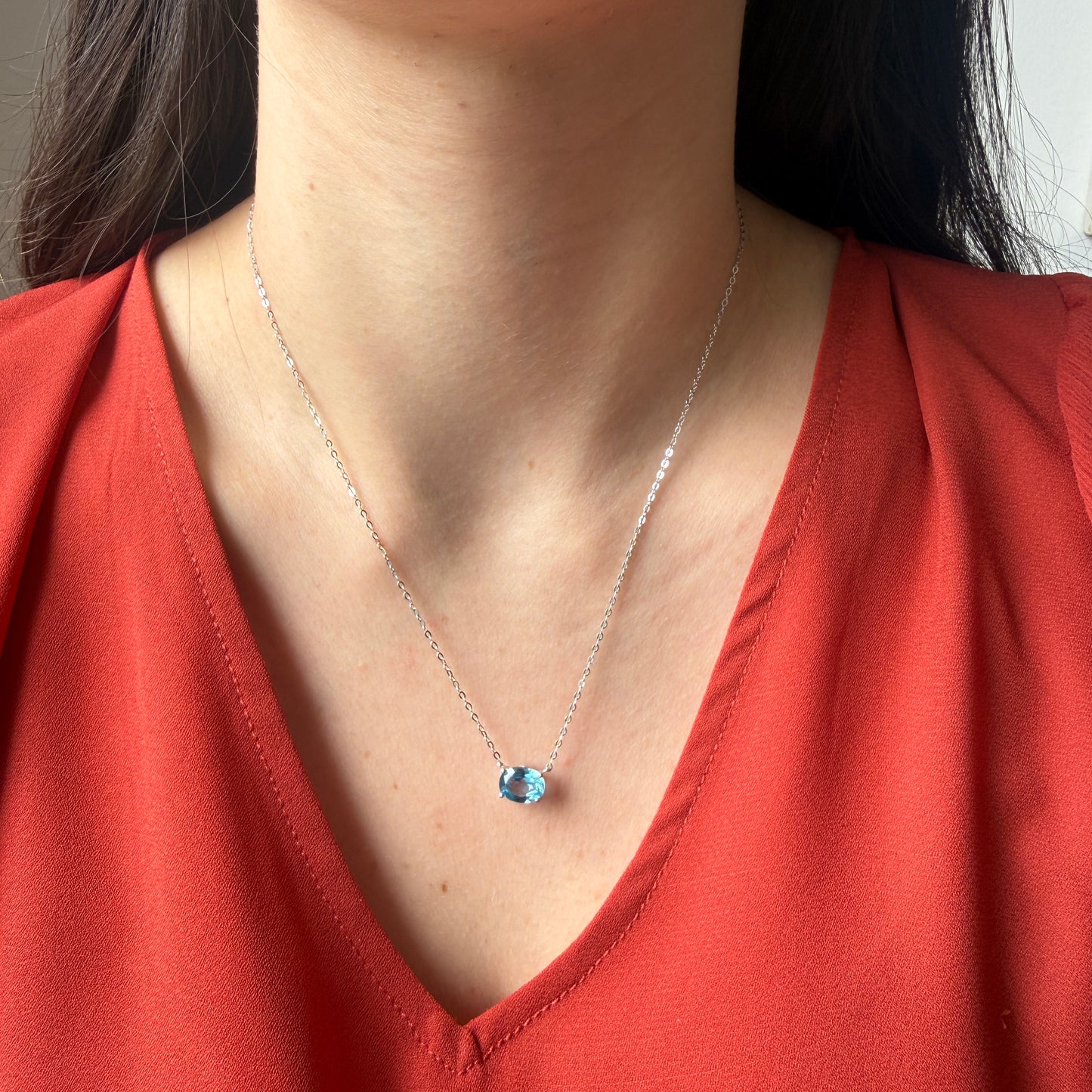 Collar en oro blanco 10k con topacio azul ovalado