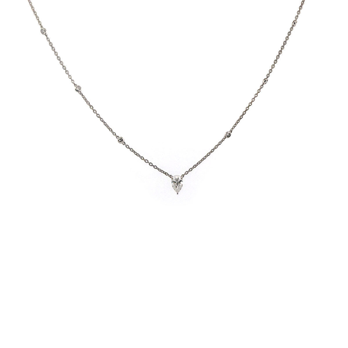 Collar de plata con diamantes central de laboratorio corte pera y diamantes redondos a los lados 1ctw