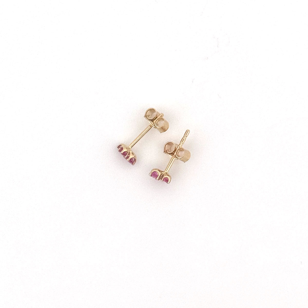 Aretes en oro amarillo 14K con tres zafiros rosa redondos