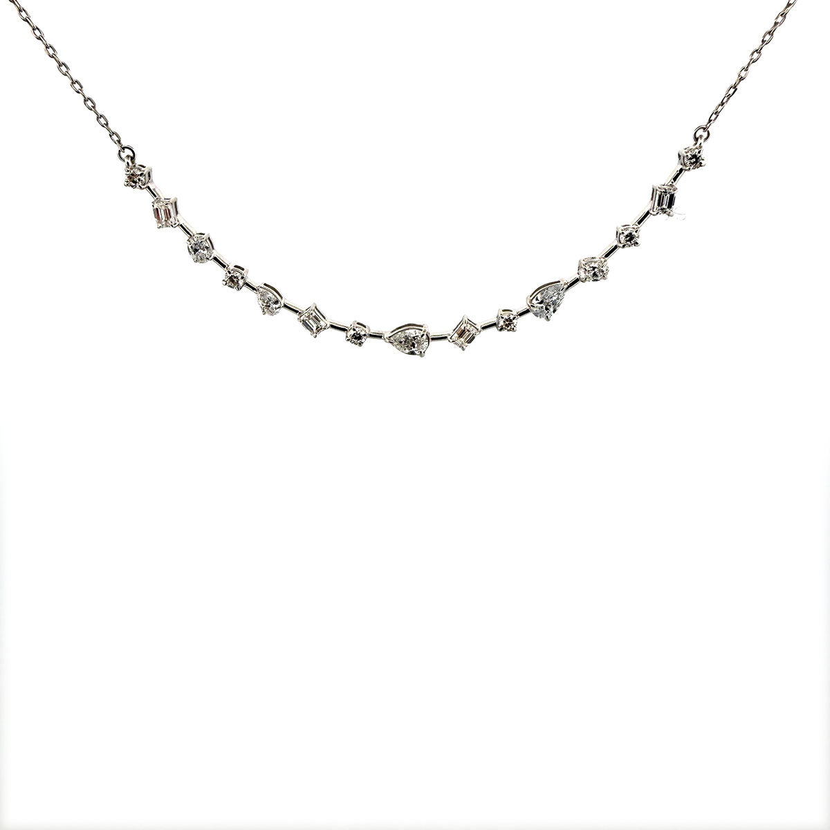 Collar en plata con curva de diamantes de varias formas de laboratorio 1.52ctw