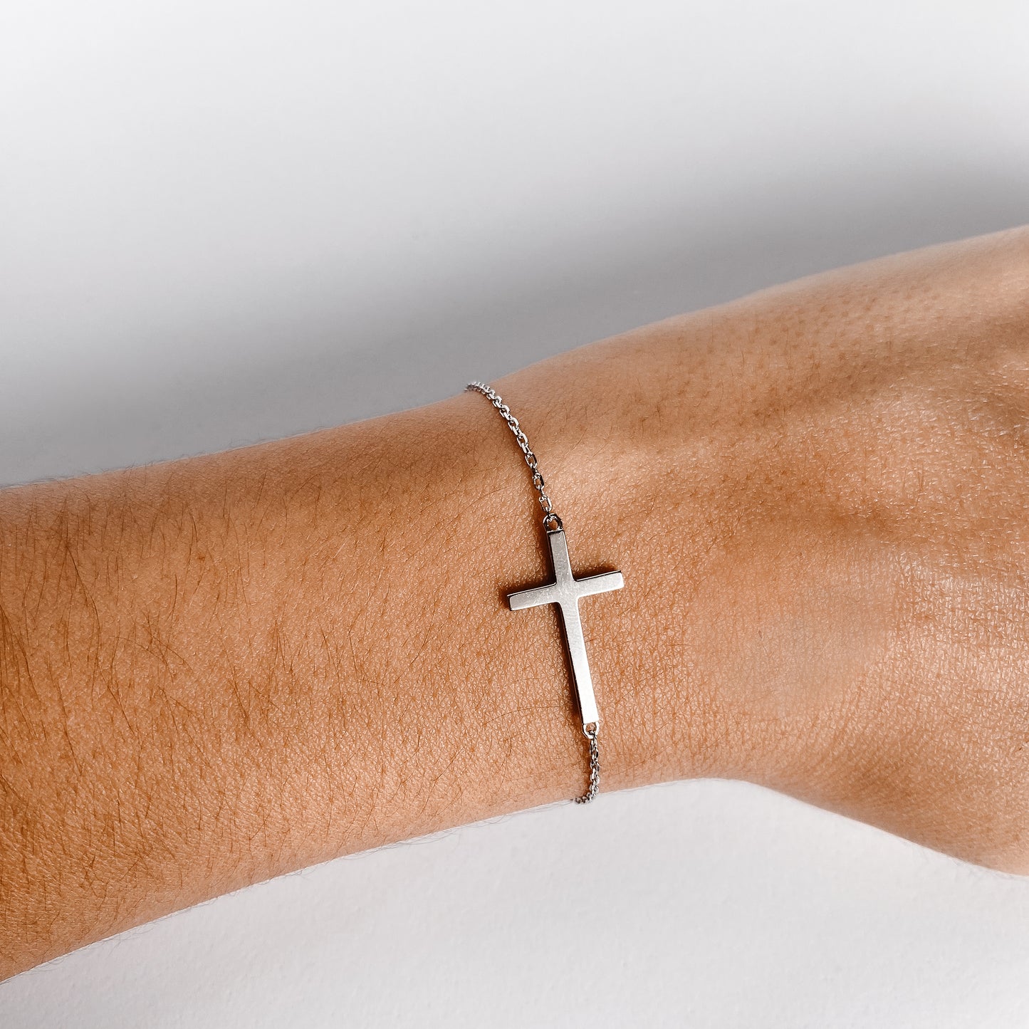 Pulsera de plata con cruz