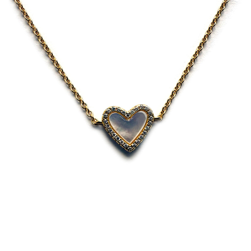 Collar de corazón de madre perla blanca con circonitas en plata con baño de oro.