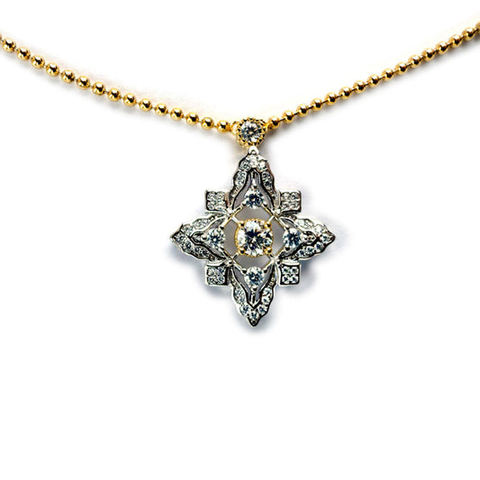 Collar de plata con baño de oro amarillo y dije de cuatro puntas con circonitas
