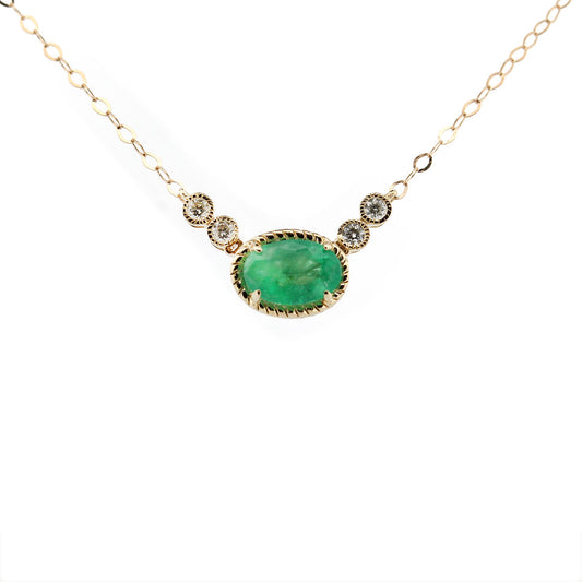 Collar en oro amarillo 10K con esmeralda ovalada y diamantes 0.08ctw