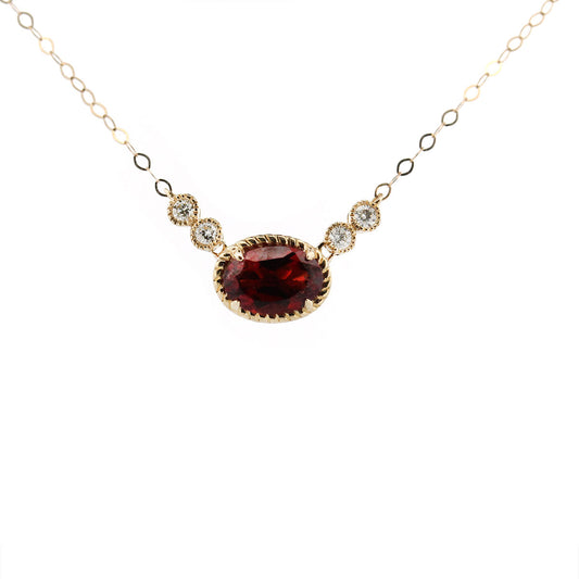 Collar en oro amarillo 10K con granate ovalado y diamantes 0.08ctw