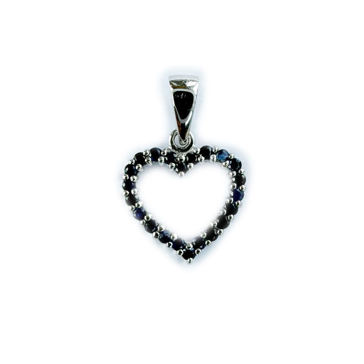 Dije de oro blanco 10K en forma de corazón con zafiros 0.37ctw