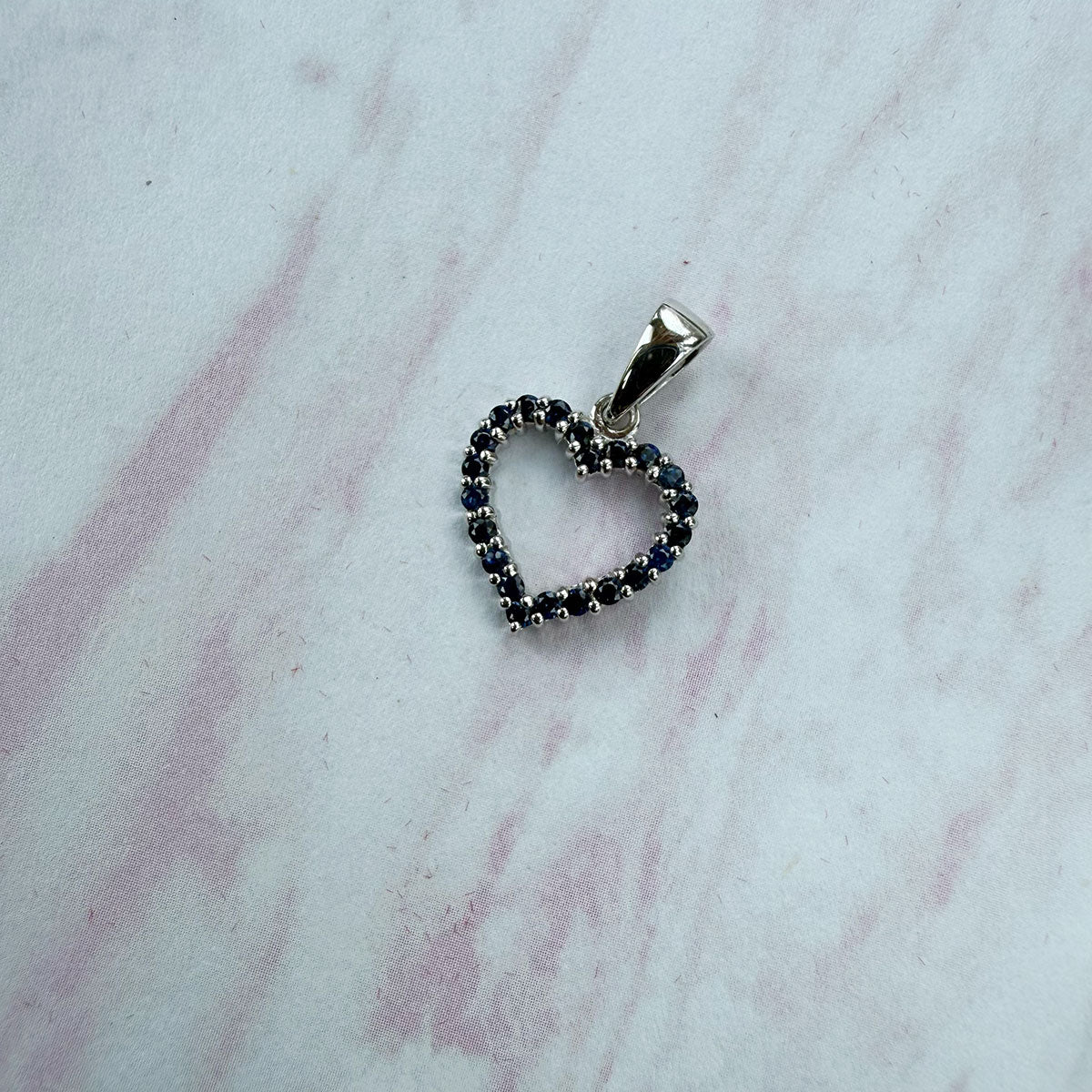 Dije de oro blanco 10K en forma de corazón con zafiros 0.37ctw