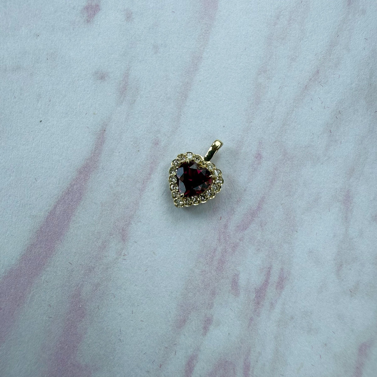 Dije de corazón de granate Rodolita con halo de diamantes 0.07ctw en oro 10K