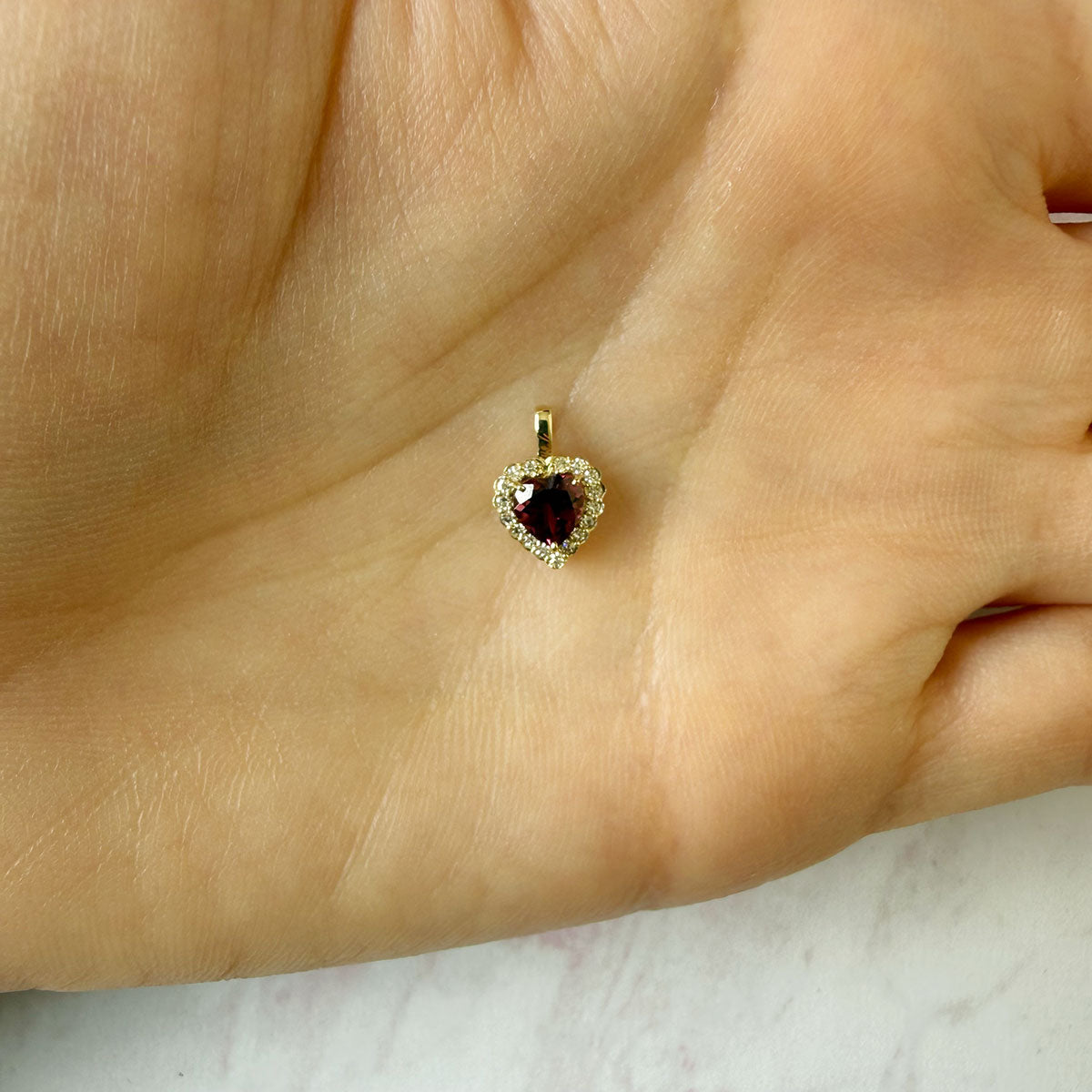 Dije de corazón de granate Rodolita con halo de diamantes 0.07ctw en oro 10K