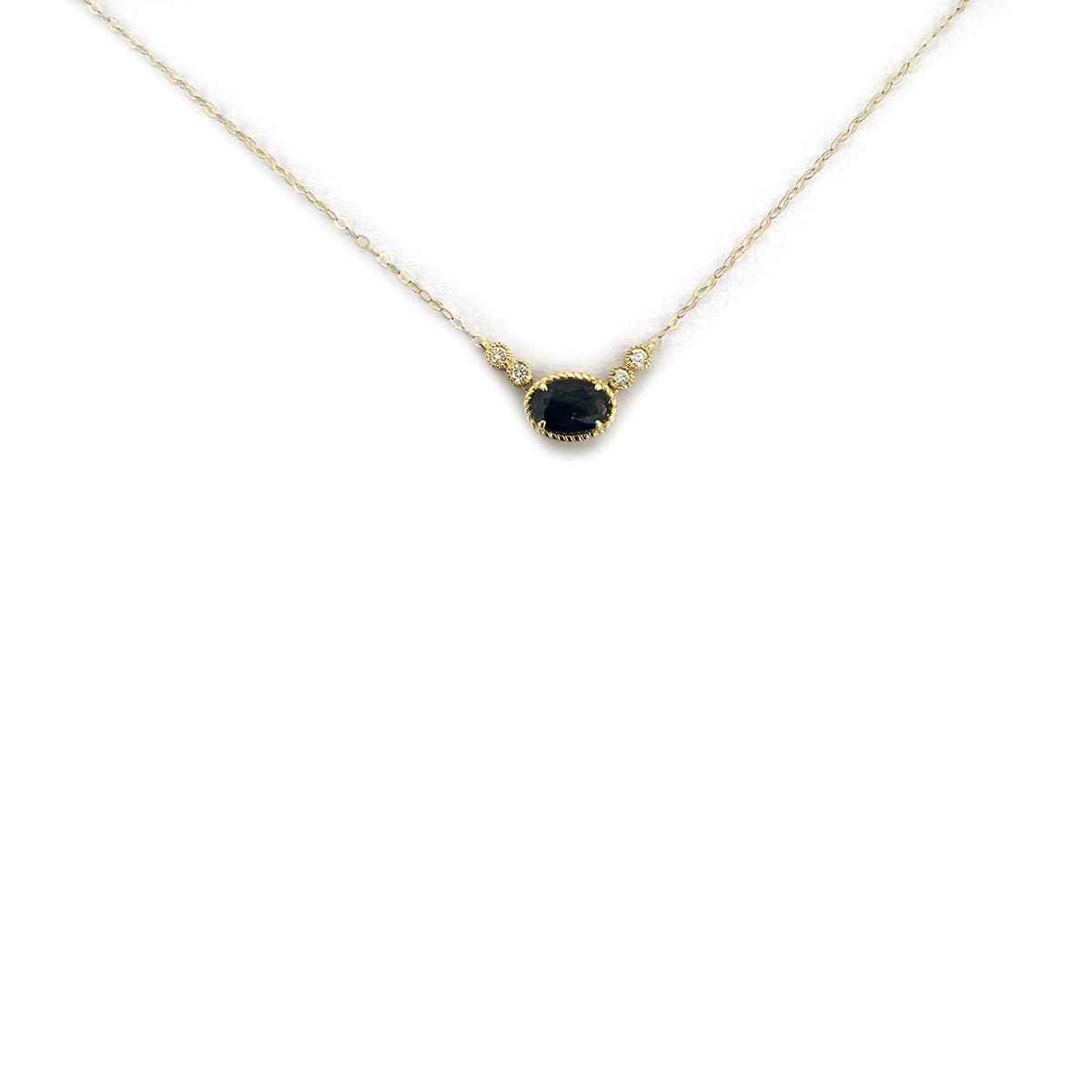 Collar en oro amarillo 10K con zafiro ovalado y diamantes 0.08ctw