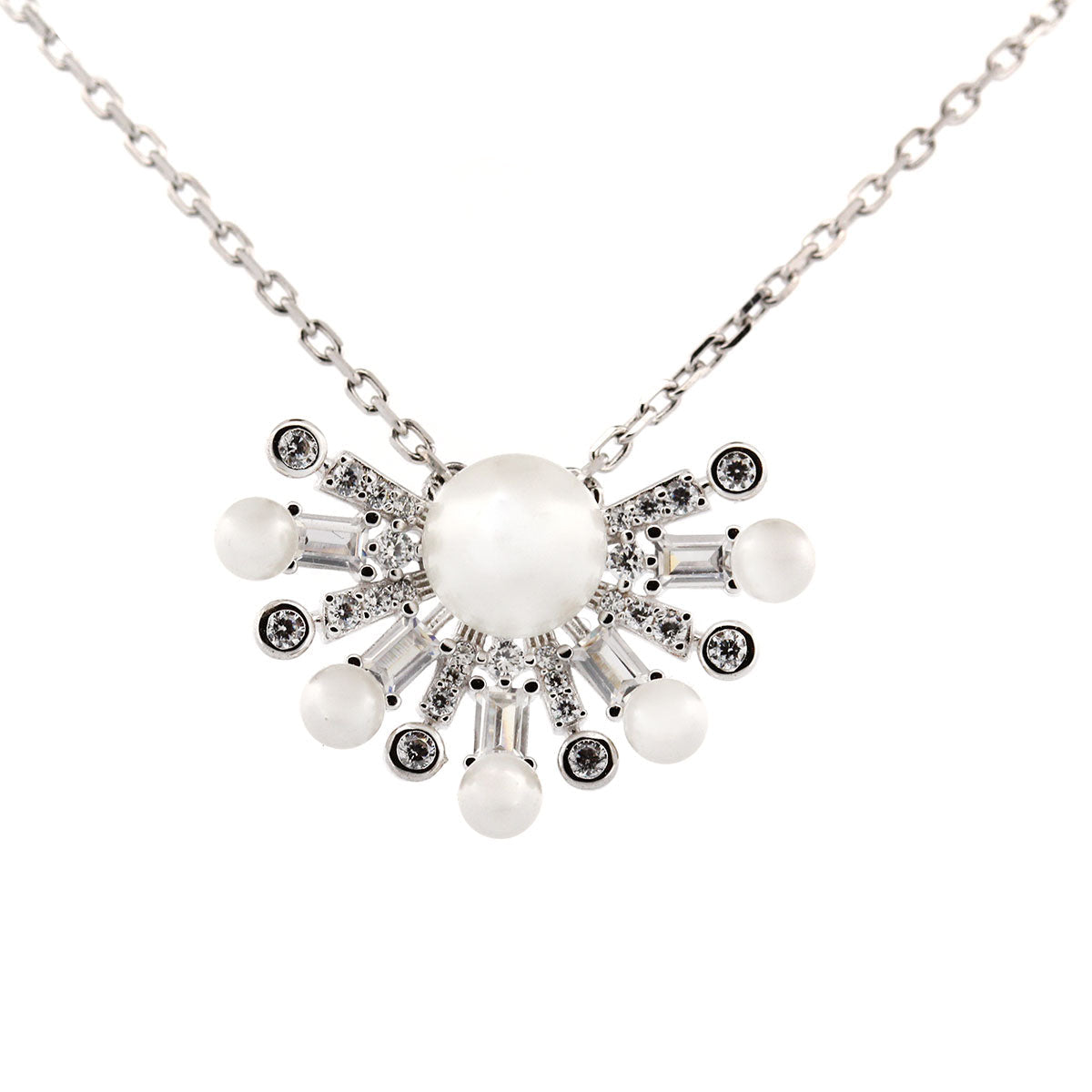 Collar de plata con baño platino y media flor de perla en el centro y circonitas blancas