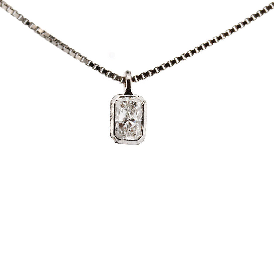 Collar en plata con dije de diamante de laboratorio corte radiante 0.5ct
