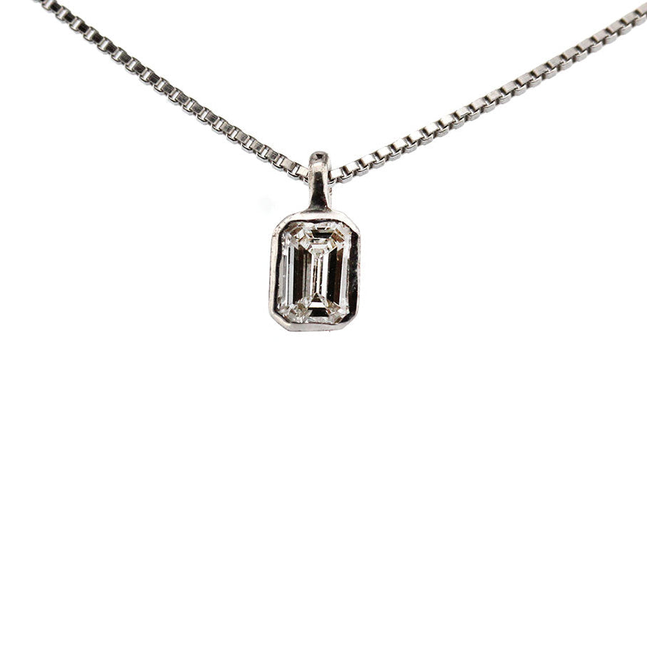 Collar en plata con dije de diamante de laboratorio corte esmeralda 0.25ct