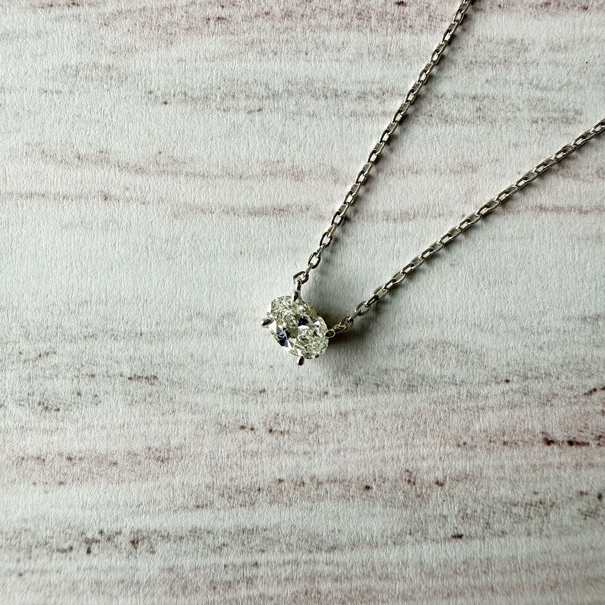 Collar de plata punto de luz de diamante de laboratorio ovalado 0.50ct