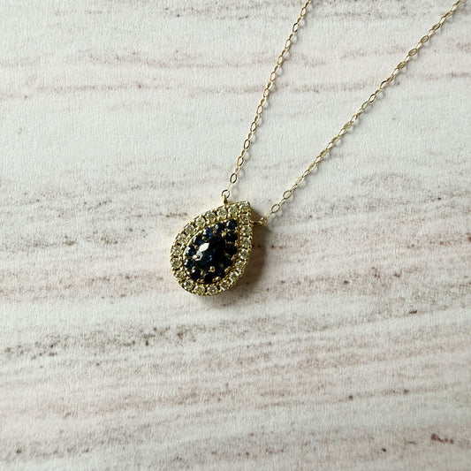 Collar en oro amarillo 14K con zafiro corte pera y halo de zafiros 0.50ctw y diamantes 0.17ctw