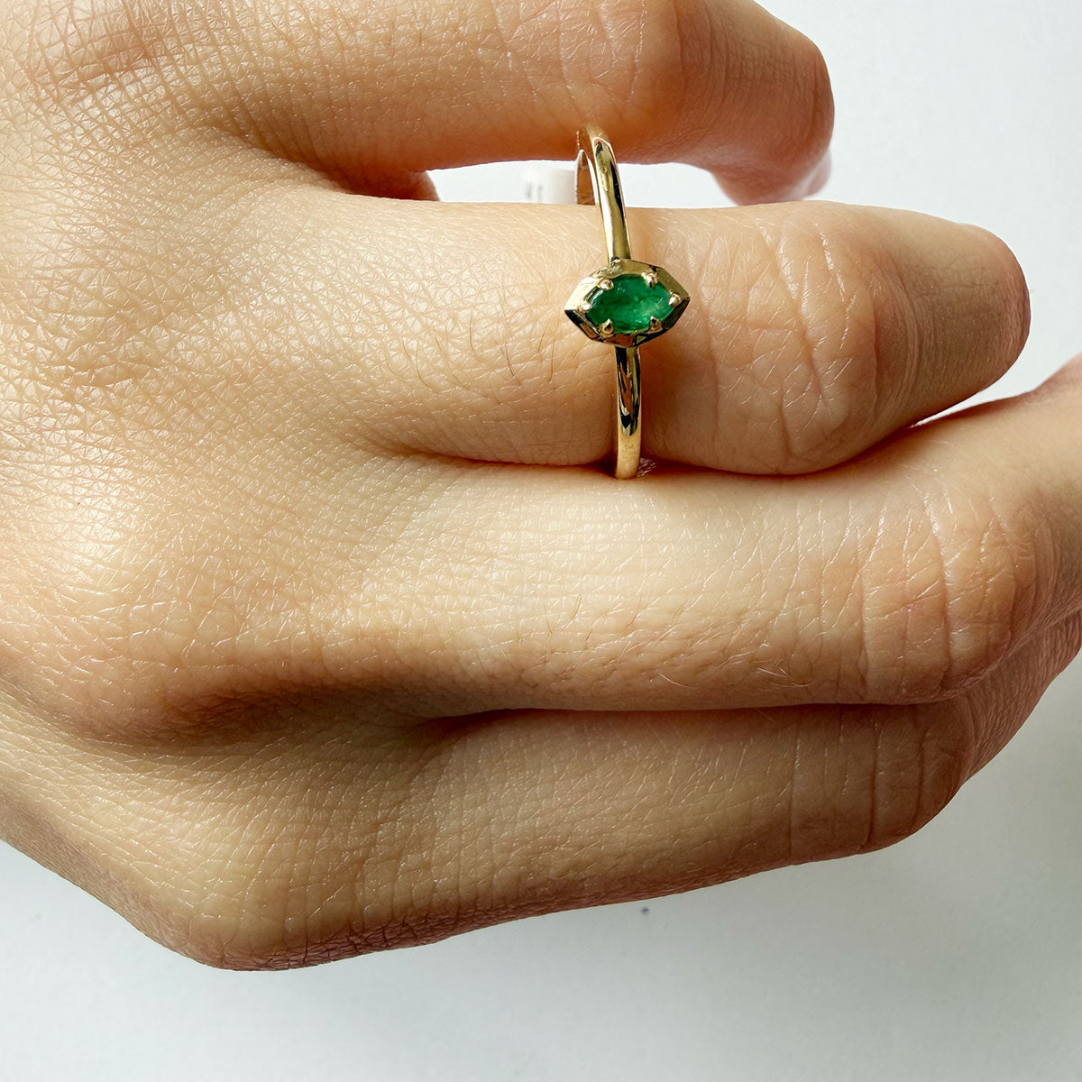 Anillo en oro amarillo 14K con esmeralda corte marquesa 0.11ct
