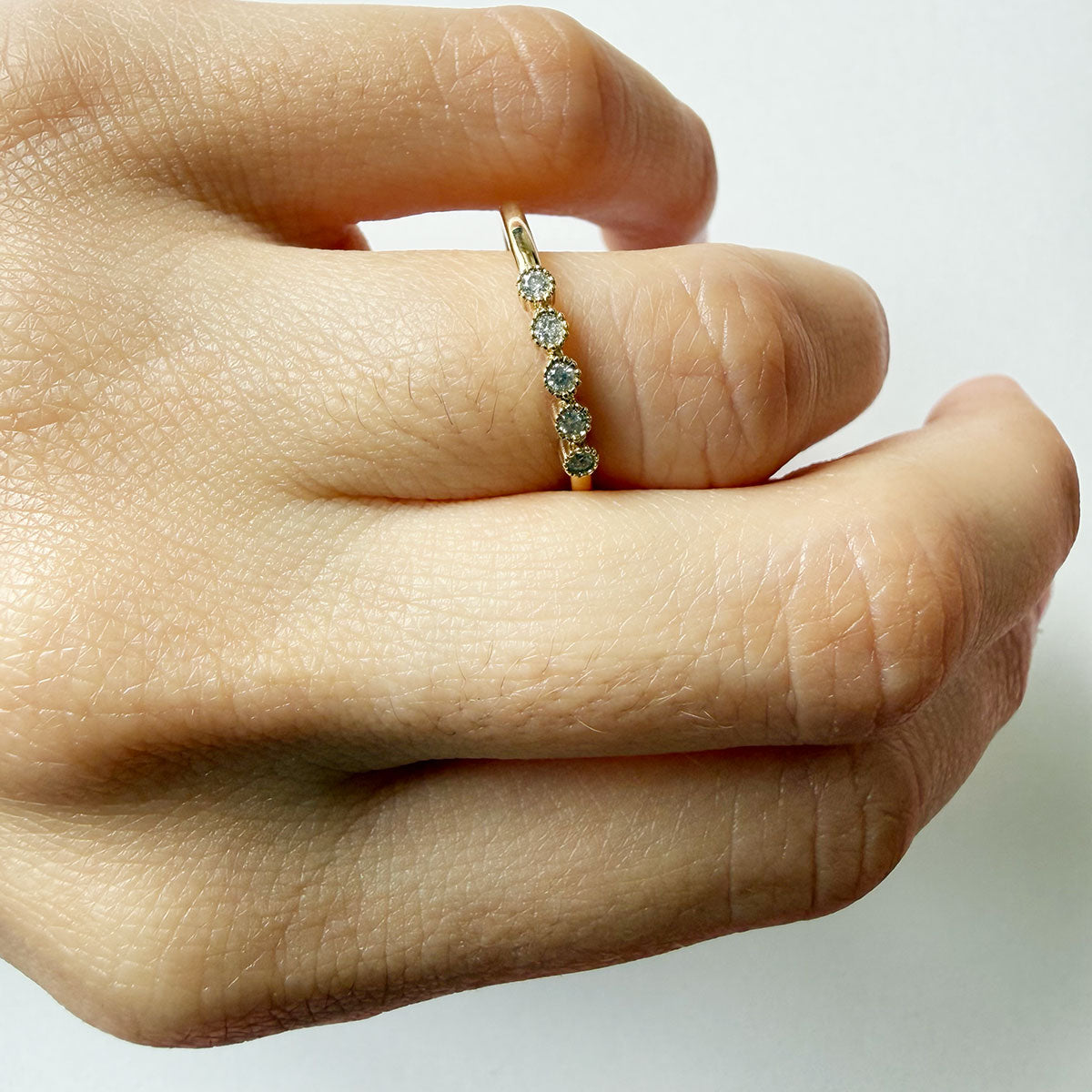 Anillo en oro amarillo 14K con cinco diamantes biselados 0.07ctw