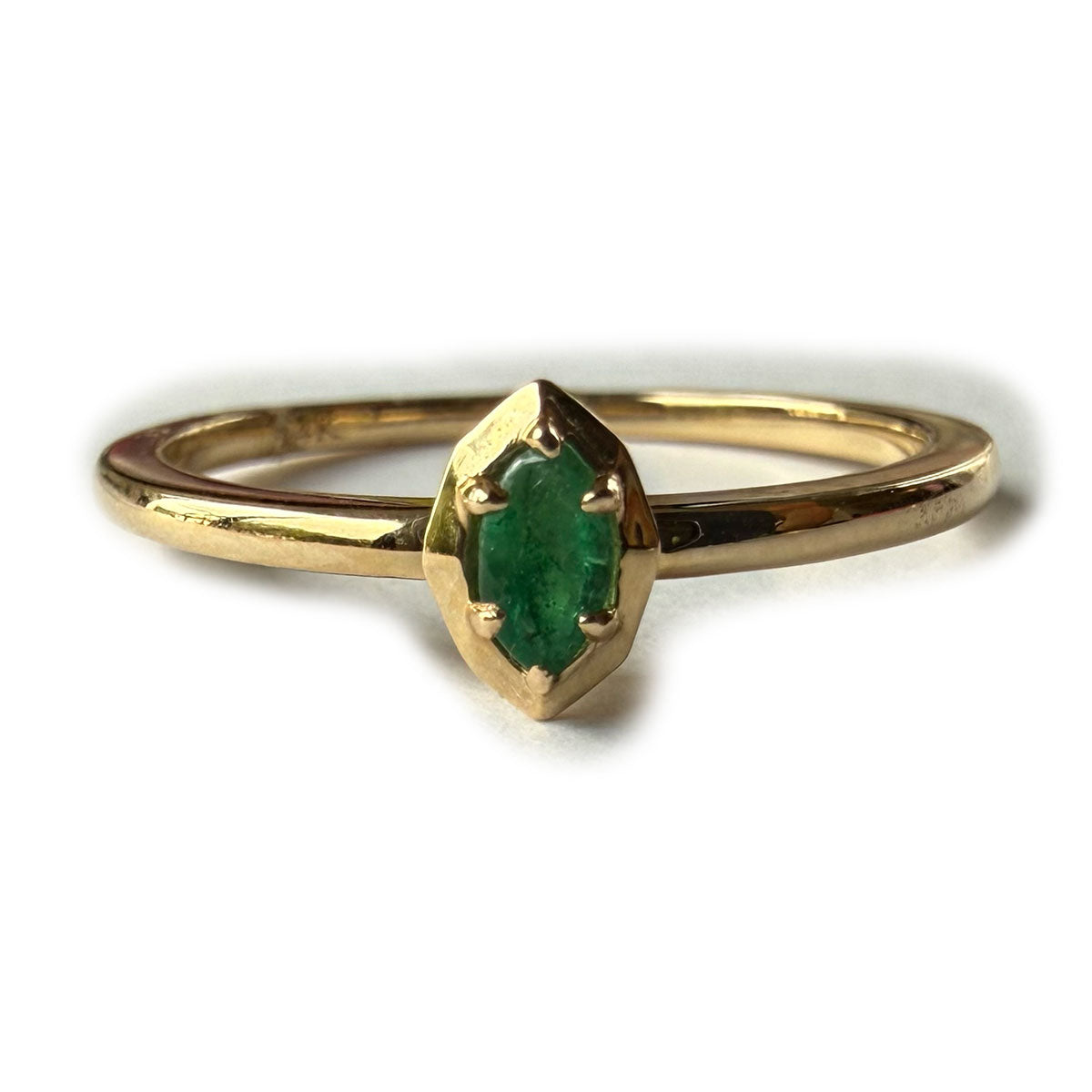Anillo en oro amarillo 14K con esmeralda corte marquesa 0.11ct