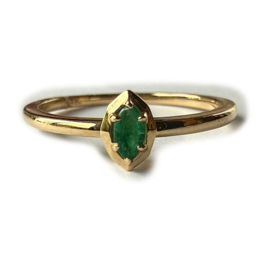 Anillo en oro amarillo 14K con esmeralda corte marquesa 0.11ct