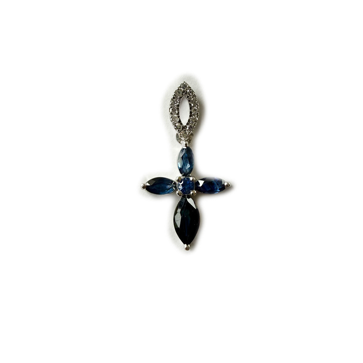 Dije en forma de cruz de zafiros en oro blanco 10K y diamantes 0.05ctw