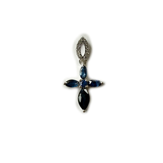Dije en forma de cruz de zafiros en oro blanco 10K y diamantes 0.05ctw