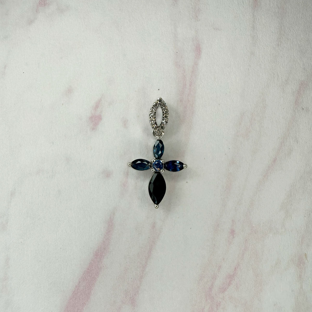 Dije en forma de cruz de zafiros en oro blanco 10K y diamantes 0.05ctw