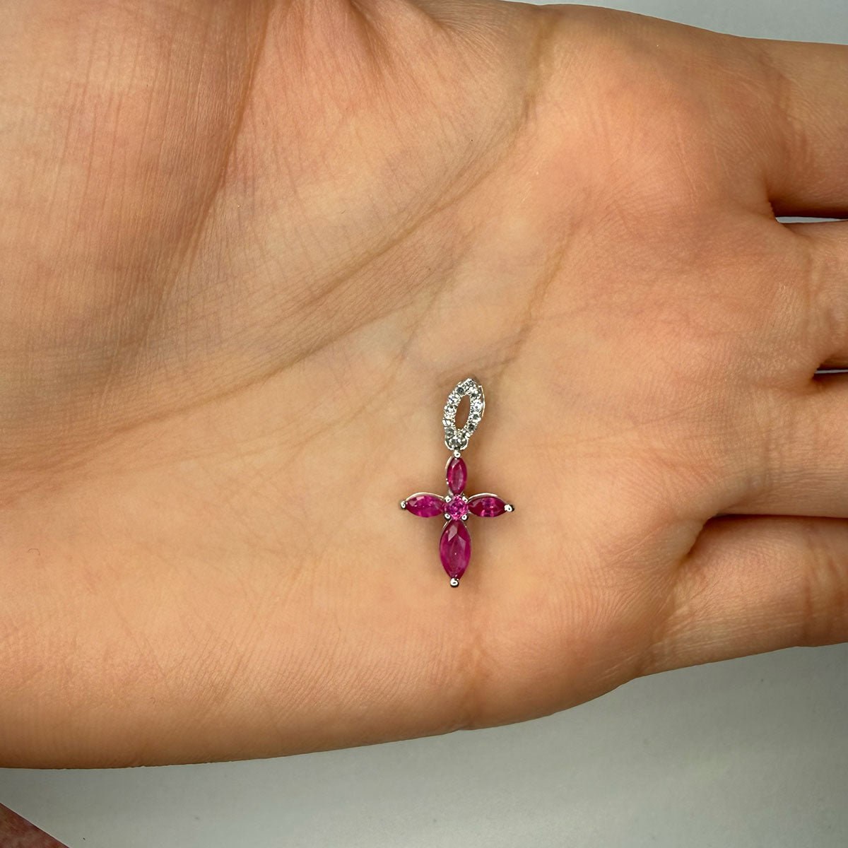 Dije en forma de cruz de rubíes en oro blanco 10K y diamantes 0.05ctw