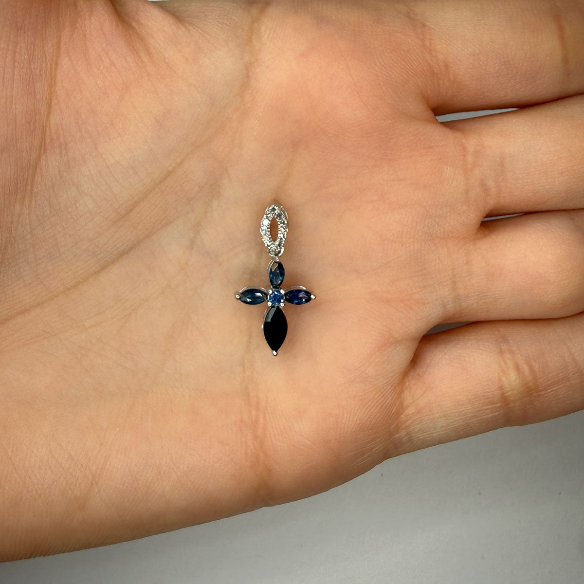Dije en forma de cruz de zafiros en oro blanco 10K y diamantes 0.05ctw