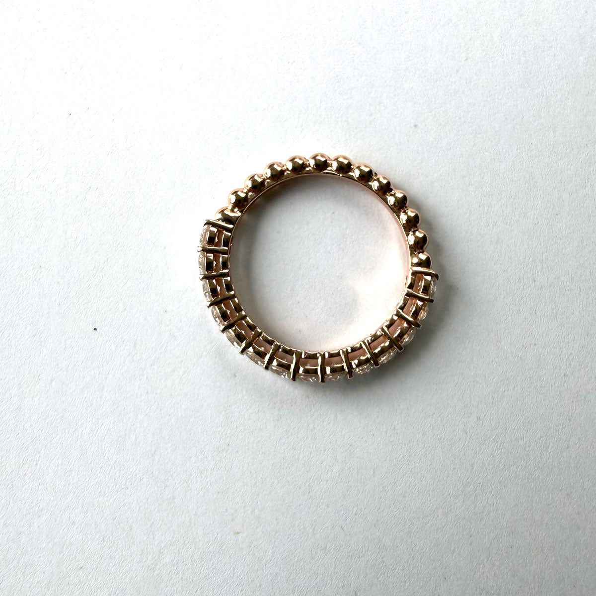 Medio cintillo de bolitas en plata con baño de oro rosa con diamantes de laboratorio 1ctw