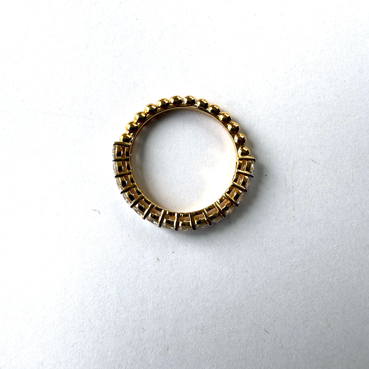 Medio cintillo de bolitas en plata con baño de oro amarillo con diamantes de laboratorio 1ctw