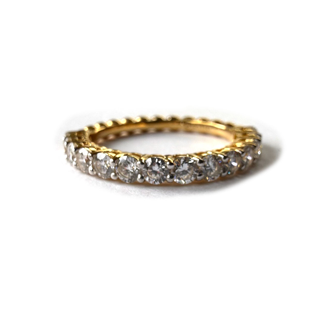 Medio cintillo de bolitas en plata con baño de oro amarillo con diamantes de laboratorio 1ctw
