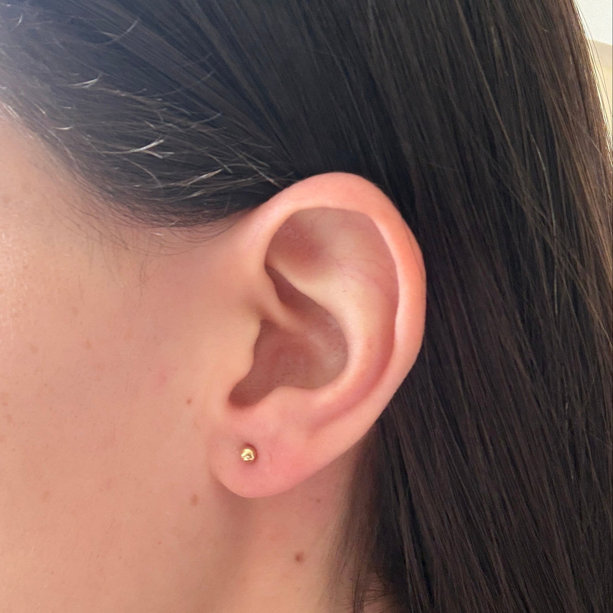 Aretes en oro amarillo 18K bolita de 3mm con tope rosca