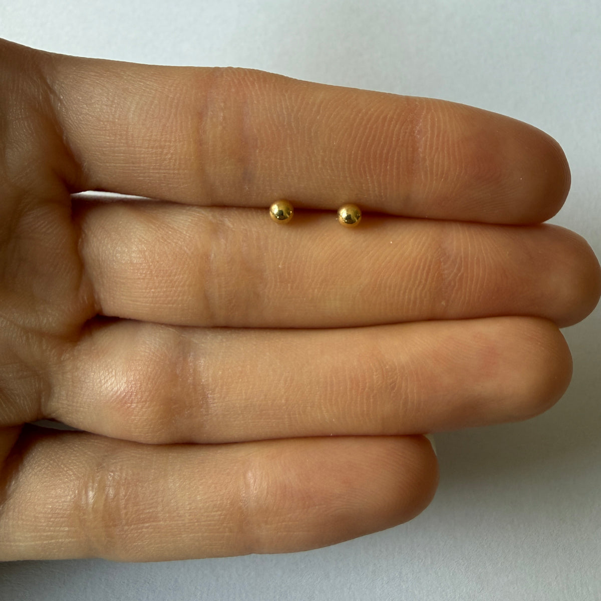 Aretes en oro amarillo 18K bolita de 3mm con tope rosca