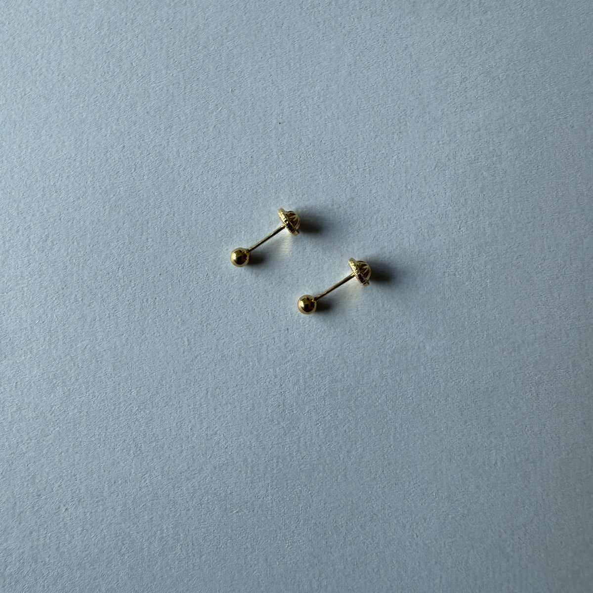 Aretes en oro amarillo 18K bolita de 3mm con tope rosca