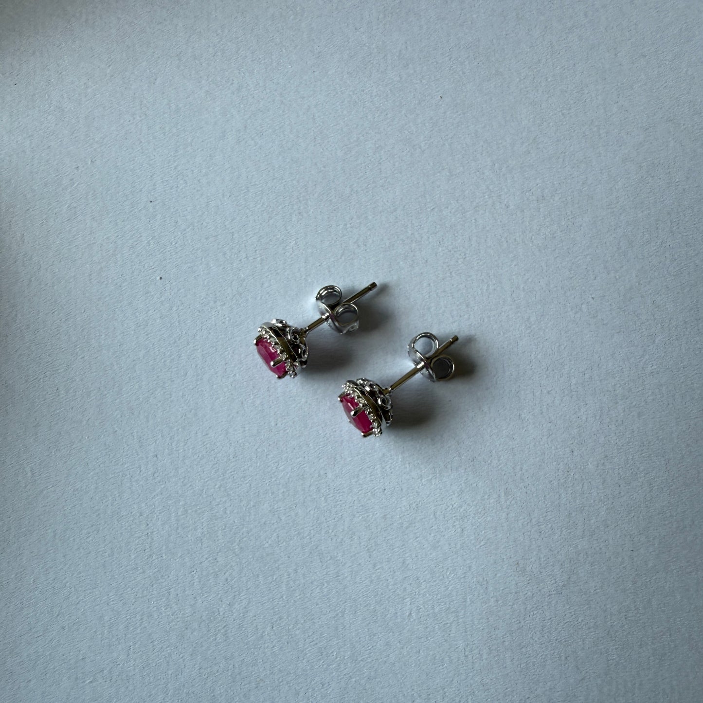 Aretes de plata con rubí y halo de diamantes 0.10ctw