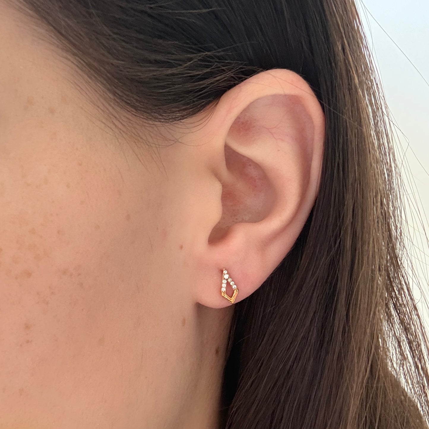 Aretes en oro amarillo 14K en forma de rombo con diamantes 0.05ctw