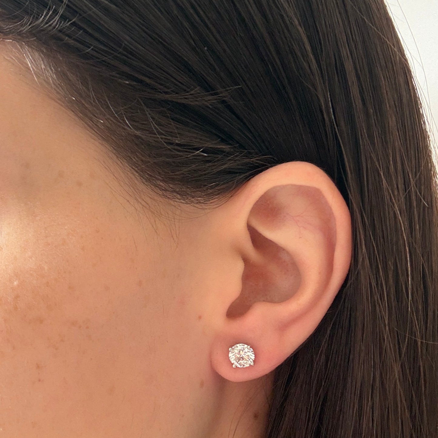 Aretes stud martini en oro blanco 14k con diamantes de laboratorio 2ctw