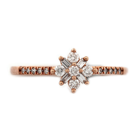 Anillo en oro rosa 10K con flor de diamantes redondos y baguettes 0.25ctw