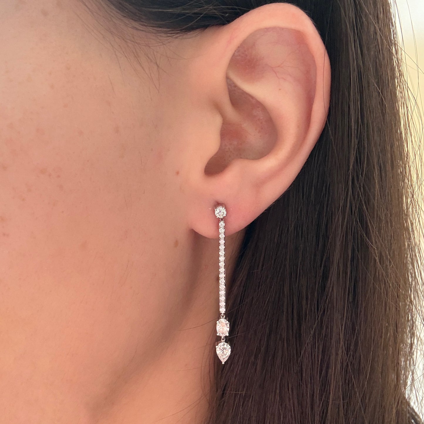 Aretes de oro blanco 14K largos de diamantes de laboratorio 1.25ctw