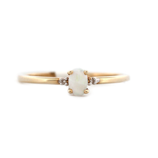 Anillo en oro amarillo 10K con opalo ovalado y diamantes 0.01ctw