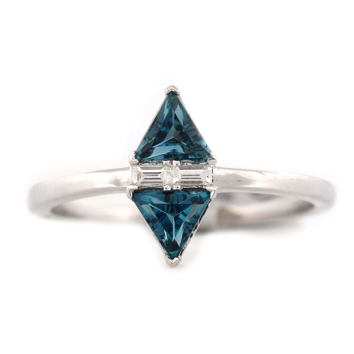 Anillo en oro blanco 14K con triángulos de topacio london blue y diamantes 0.12ctw