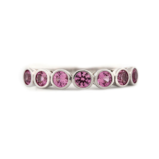 Anillo en oro blanco 10K con topacio rosados biselados