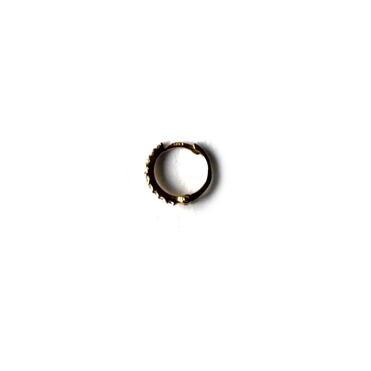 Argollas single tipo huggies pequeñas con circonitas en oro amarillo 14K
